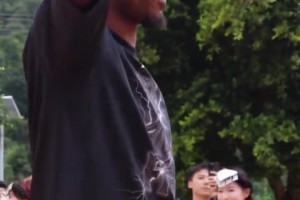 变平头也变强了？巴特勒来到四川大凉山为这里捐赠球场