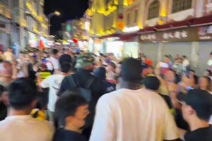 人气太旺了！追梦·格林走在汕头接头 粉丝人山人海围观